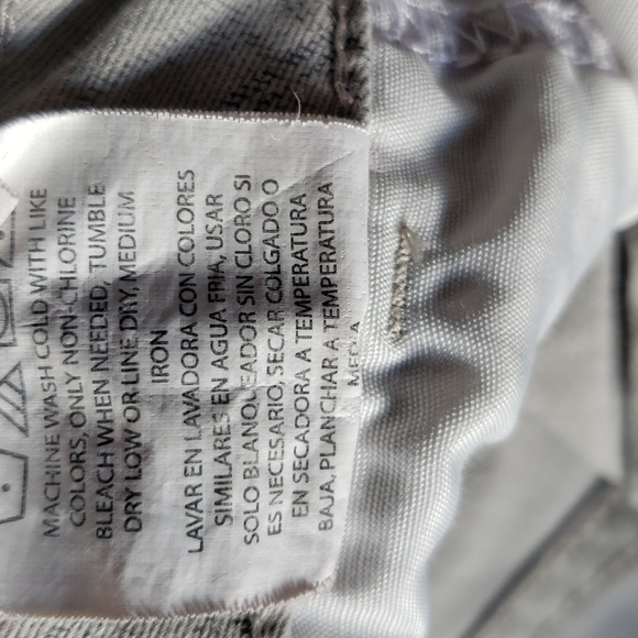 Wrangler gray plaid cargo shorts, size  36 - Picture 5 of 5